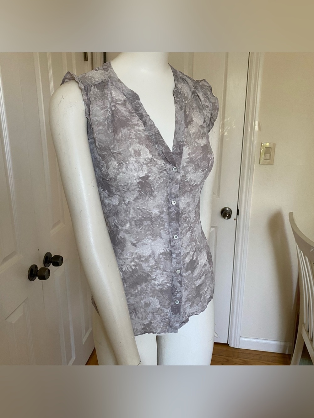 Joie 100% Silk Sleeveless V-Neck Button Front Top Blouse in Light Gray Marble